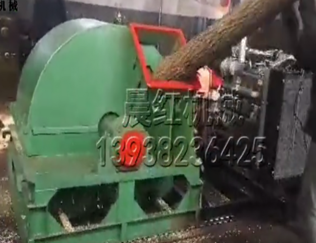 大型木屑机粉碎整棵树-im机械